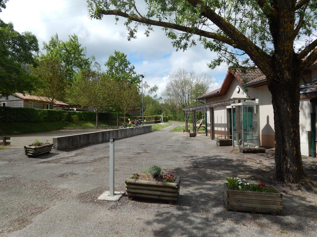 Camping Du Moulin Hotel Meyrieu-les-Etangs ภายนอก รูปภาพ